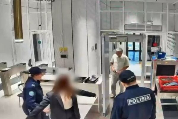 Елордада зейнеткер металл іздегіш рамкадан өтерде шалбарын шешіп алды
