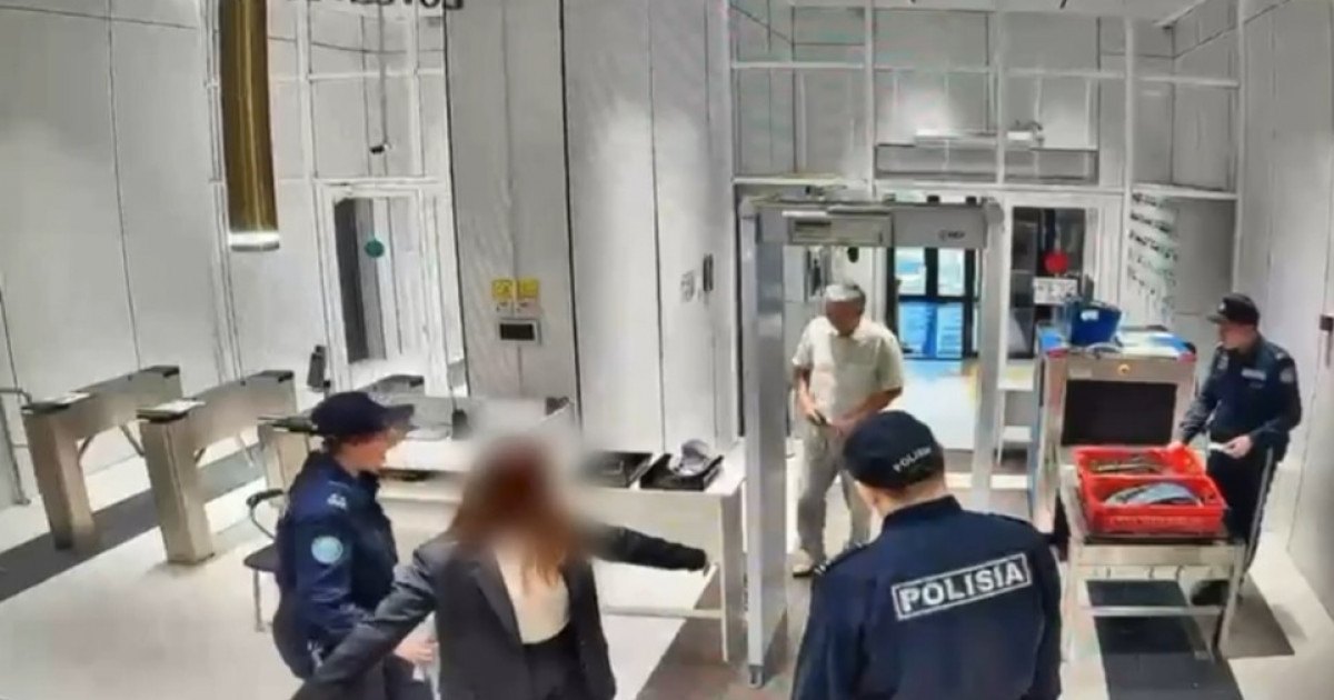 Елордада зейнеткер металл іздегіш рамкадан өтерде шалбарын шешіп алды
