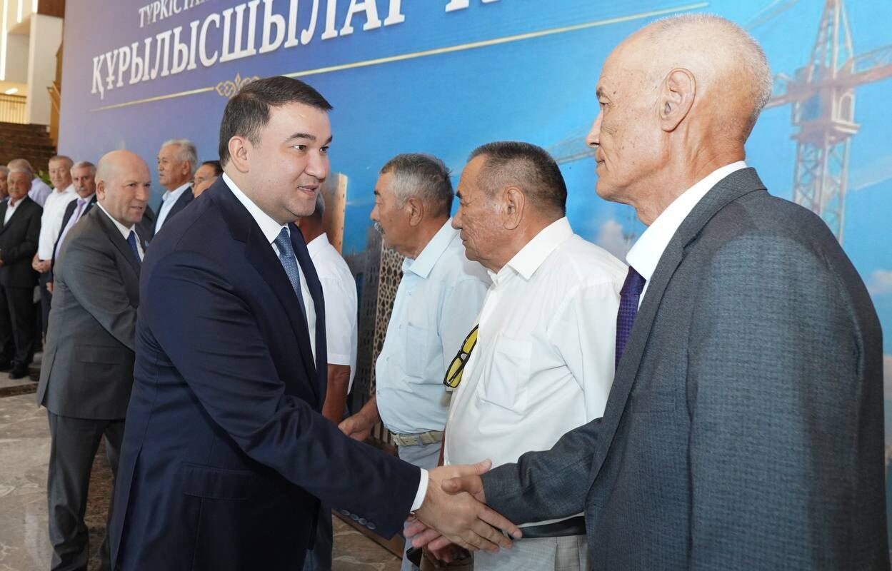 ҚҰРЫЛЫСШЫЛАРҒА КӨРСЕТІЛГЕН ҚҰРМЕТ