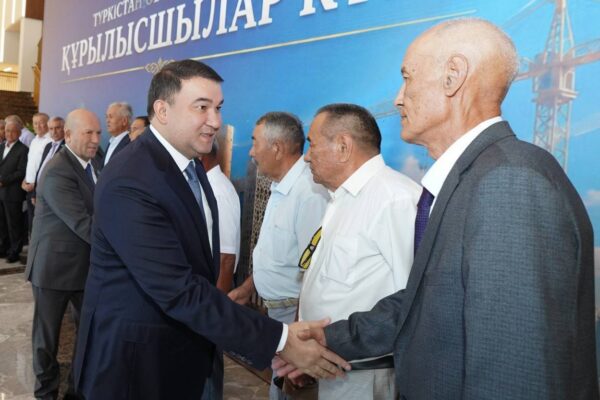 ҚҰРЫЛЫСШЫЛАРҒА КӨРСЕТІЛГЕН ҚҰРМЕТ