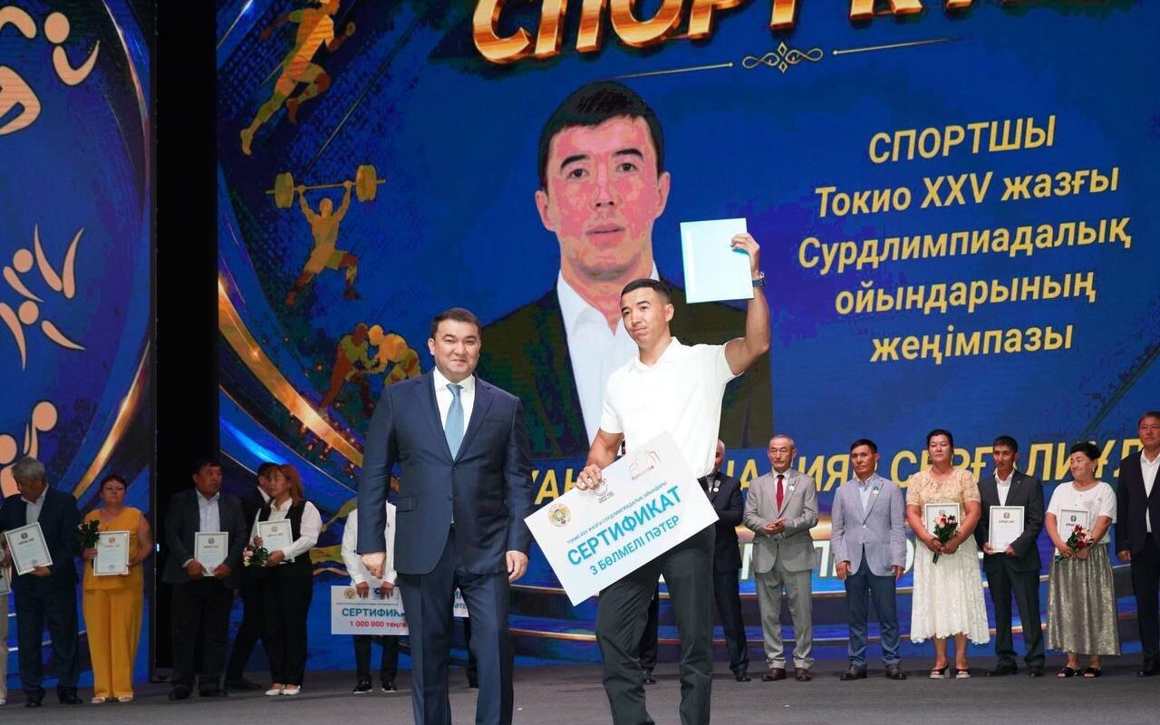 Түркістанда спорт чемпиондарына пәтер кілттері табысталды