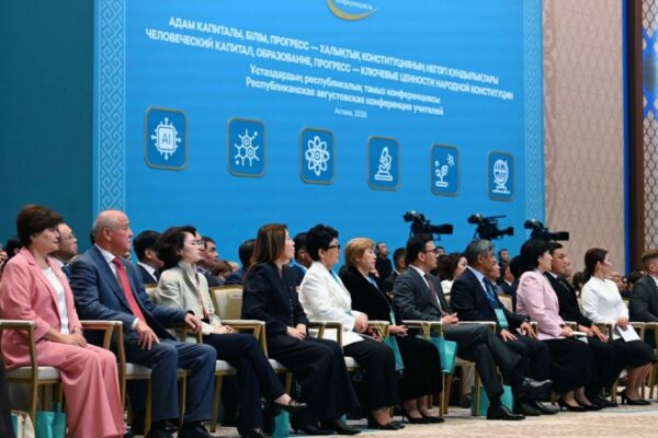 Президент мұғалімдерді қағазбастылық пен пайдасыз тексерістерден босатуды тапсырды