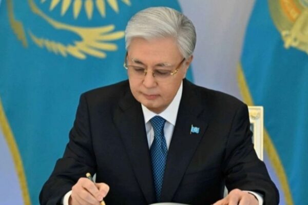 Президент Құрылтайдың алғашқы сессиясын шақыру туралы Жарлыққа қол қойды