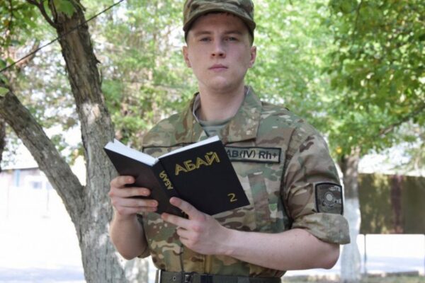 Сарбаз Артём Кудряшов сегіз айда мемлекеттік тілді меңгеріп, Абайды жатқа айтады