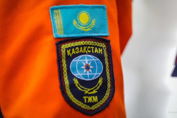 Ескелді ауданында өзеннен өте алмай қалған екі адамды құтқарушылар алып шықты