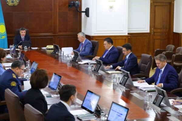 Олжас Бектенов жаңа оқу жылына дайындықты талқылады