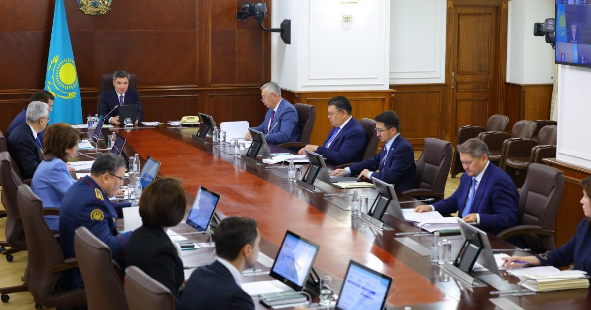 Олжас Бектенов жаңа оқу жылына дайындықты талқылады