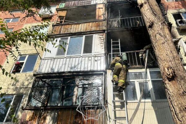 Таразда көпқабатты үй балконы өртеніп, 23 адам эвакуацияланды