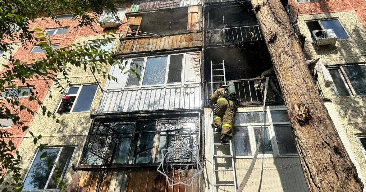 Таразда көпқабатты үй балконы өртеніп, 23 адам эвакуацияланды