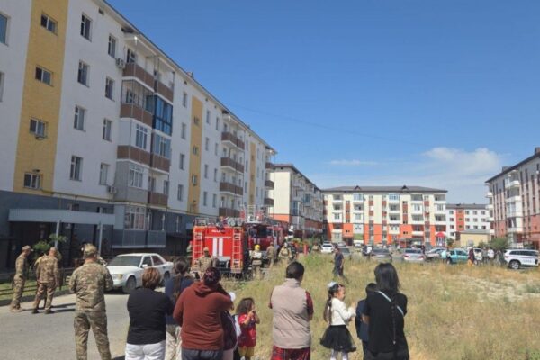 Таразда көпқабатты үйде өрт: 79 адам эвакуацияланды