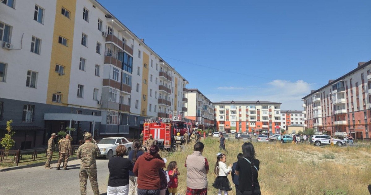 Таразда көпқабатты үйде өрт: 79 адам эвакуацияланды