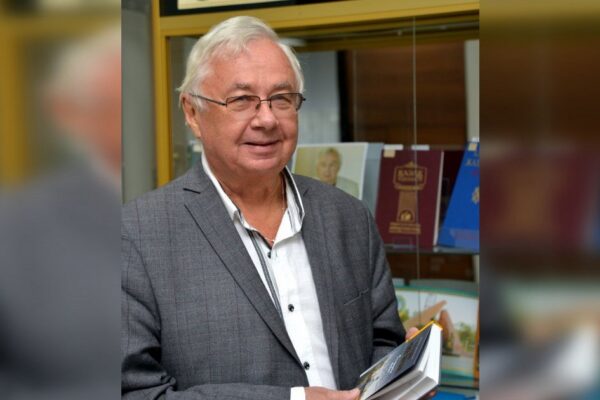 Тоқаев жазушы Валерий Михайловты «Барыс» орденімен марапаттады