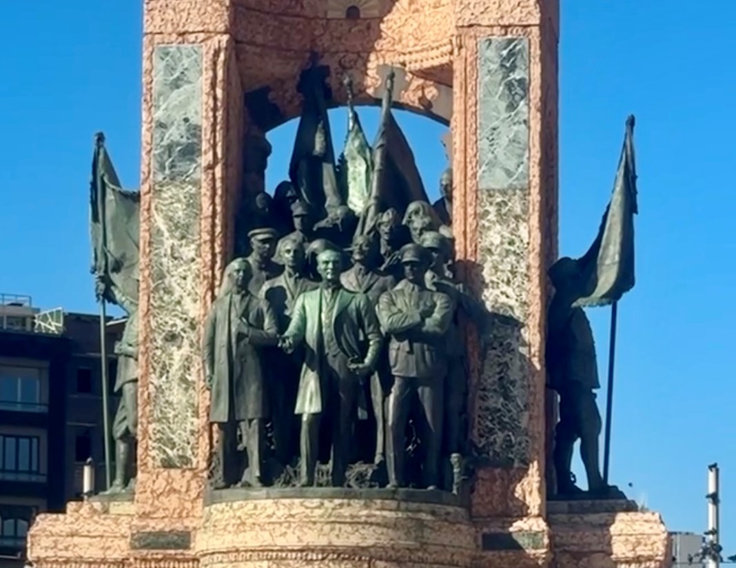 Taksim Cumhuriyet Aniti Ataturk Ismet Inonu Fevzi Cakmak heykelleri