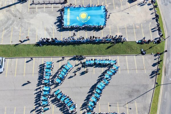 «Әділет» жастар қанаты Республика күніне орай 5 мың Ту ілді