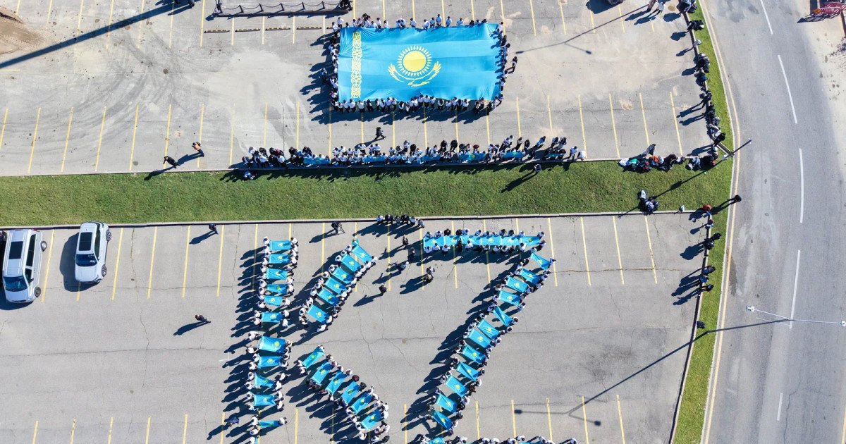 «Әділет» жастар қанаты Республика күніне орай 5 мың Ту ілді