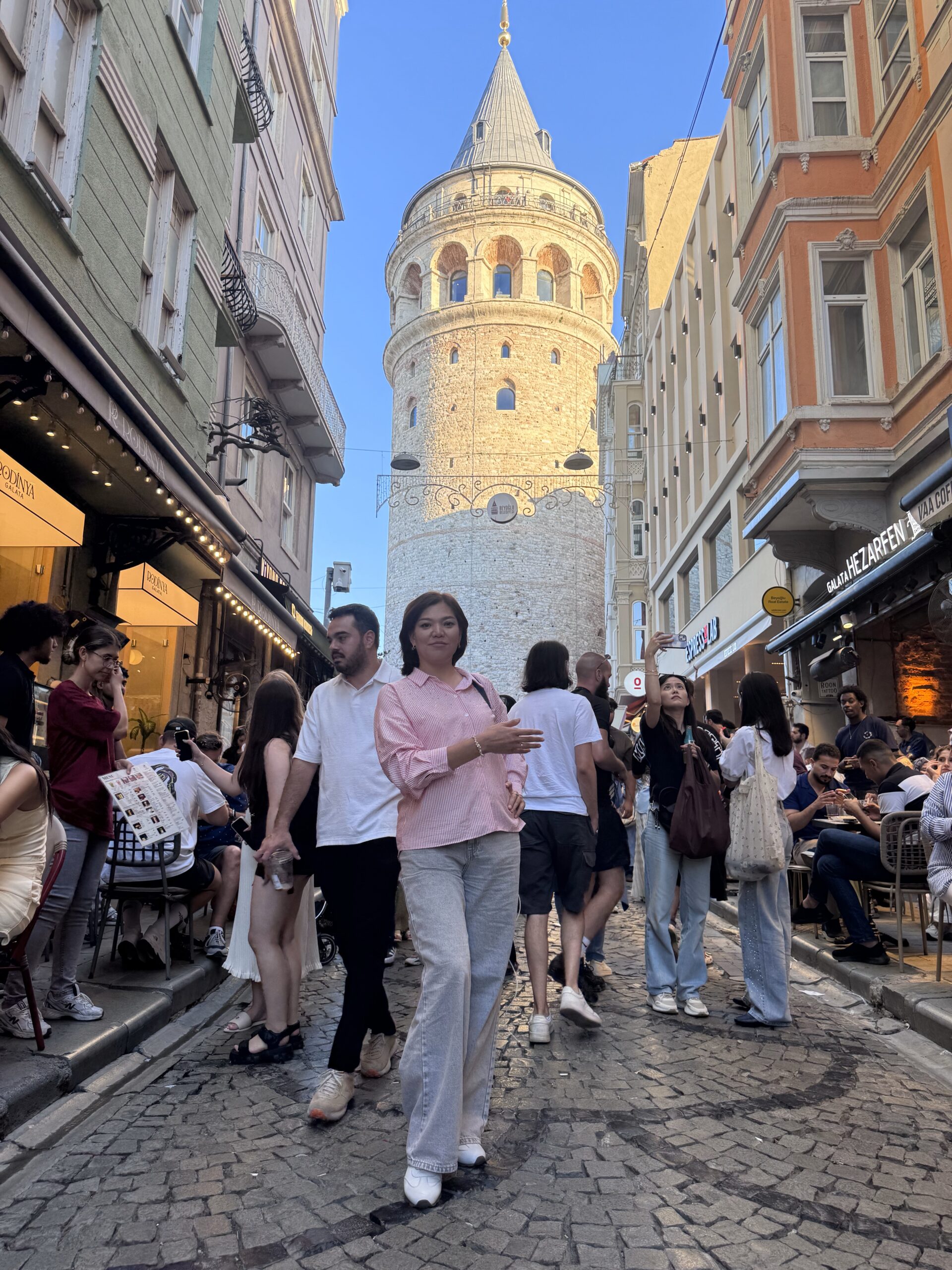 Galata Kulesi onunde Turk heyeti Istanbul gezisi