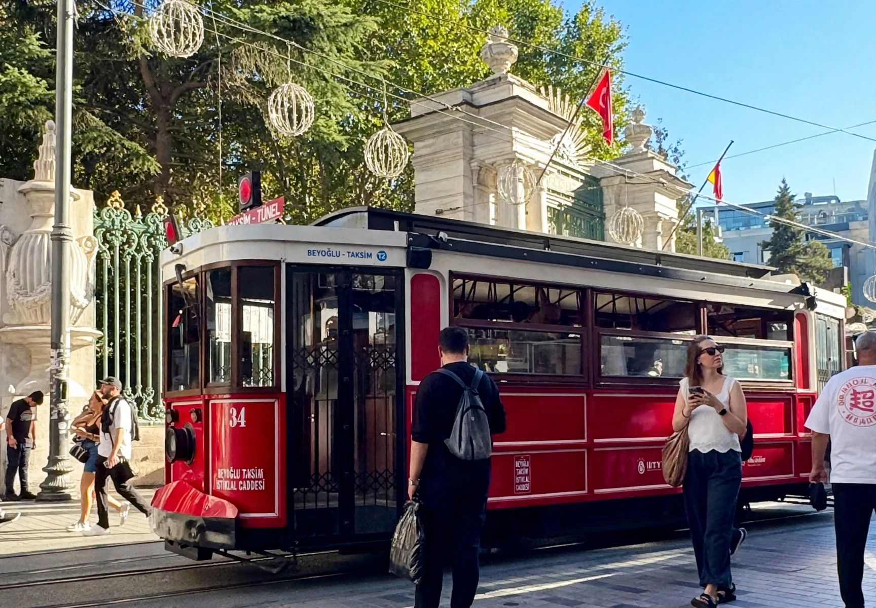 Istanbul nostaljik kirmizi tramvay Istiklal