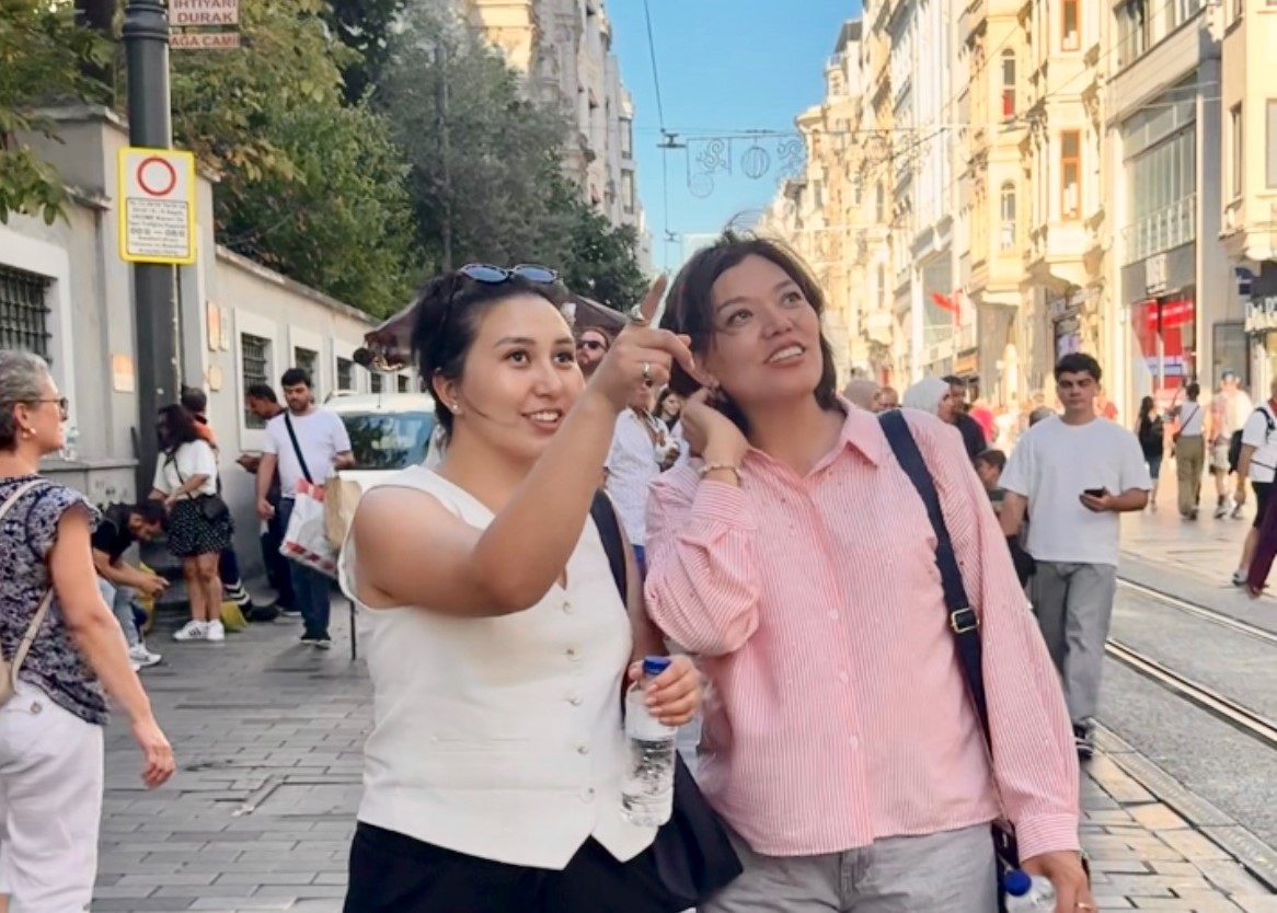 Istiklal Caddesinde iki kiz arkadas Istanbul gezisi