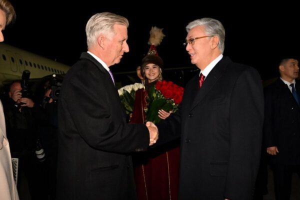 Тоқаев Бельгия королі мен патшайымын әуежайда қарсы алды