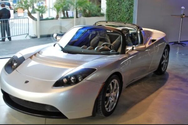 Tesla Roadster жаңа трюктерді өздігінен орындай алады