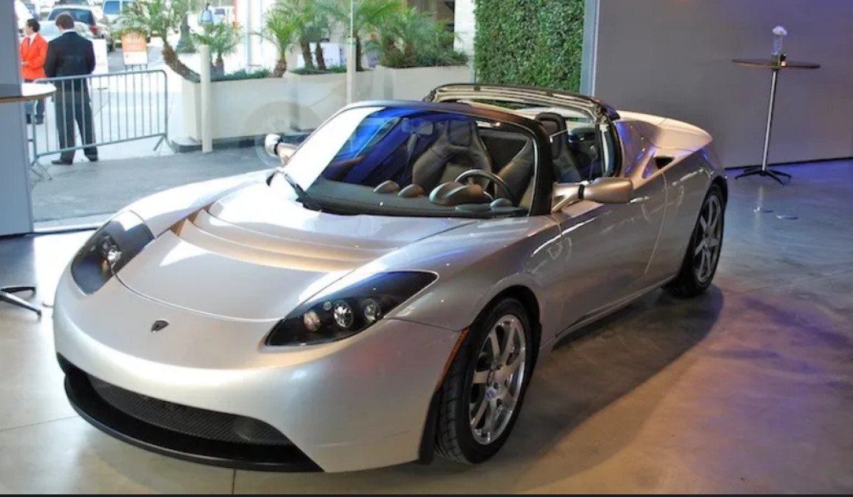 Tesla Roadster жаңа трюктерді өздігінен орындай алады