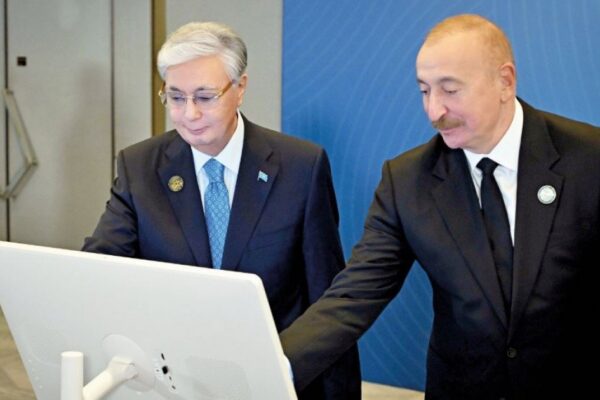 Тоқаев пен Әлиев Каспий табанындағы 380 шақырымдық оптикалық желіні іске қосты